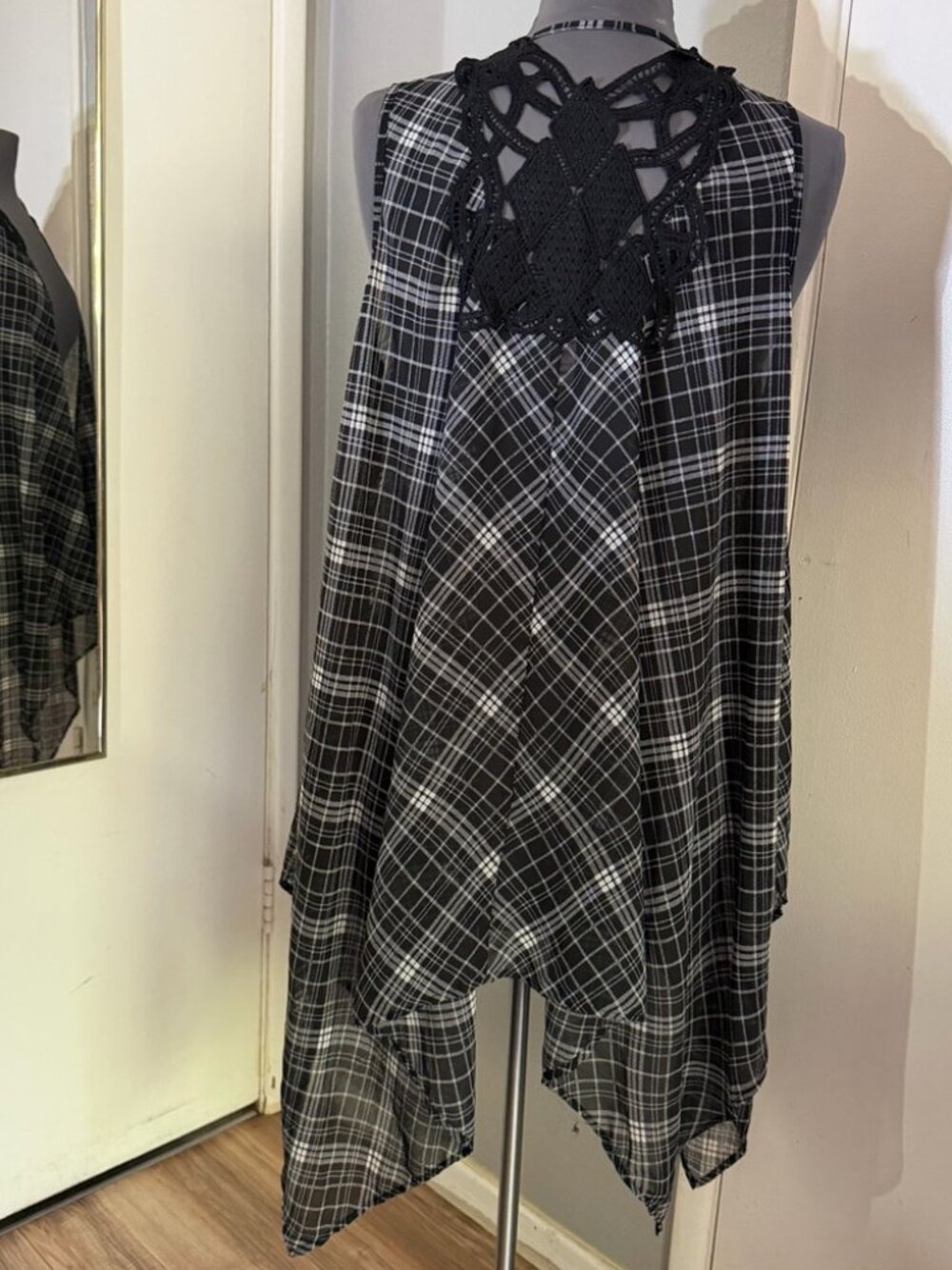 5/$25 - No Boundaries junior women's small plaid sleeveless cardigan open front